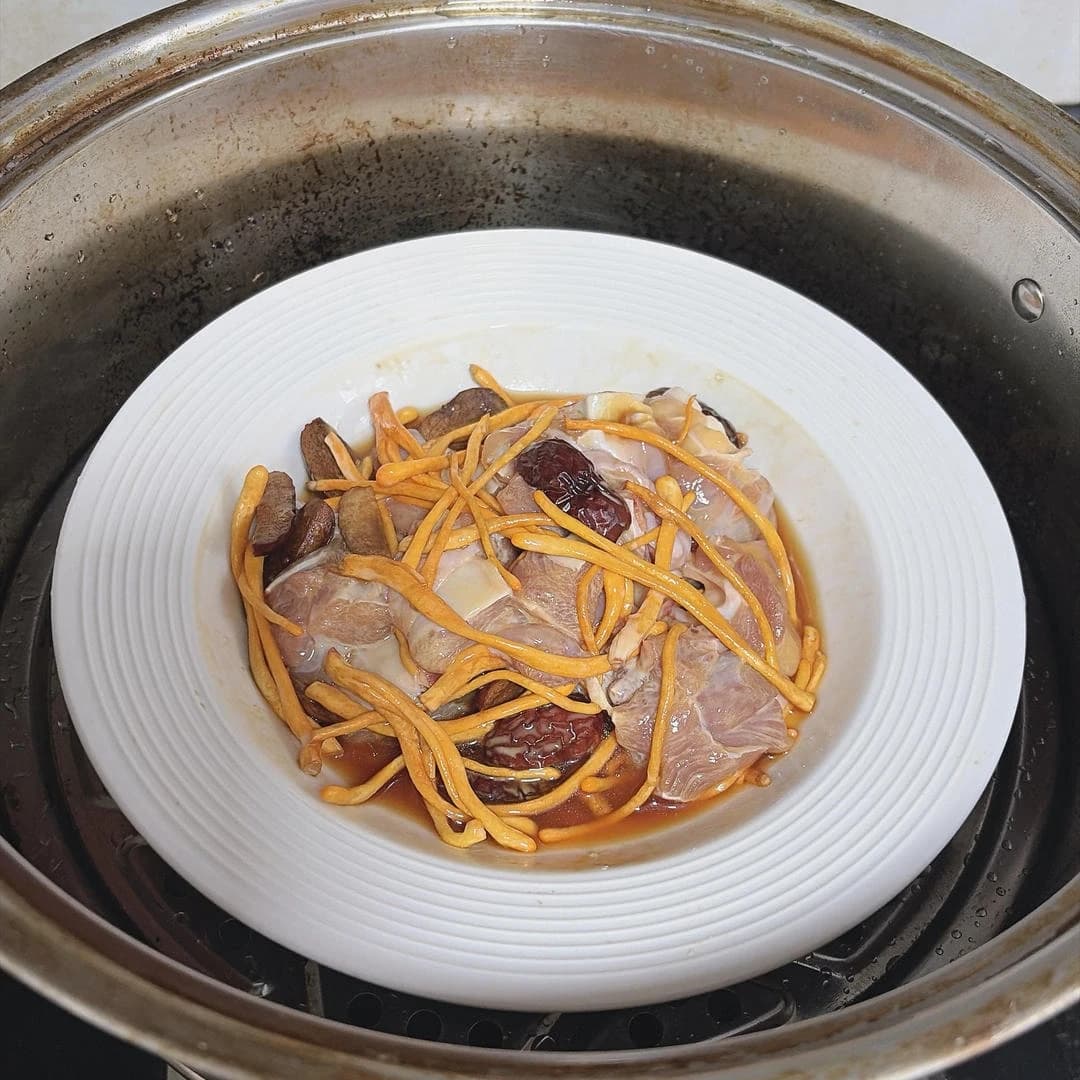 Steamed Chicken Thigh with Cordyceps Flower — step 2 visual checkpoint.