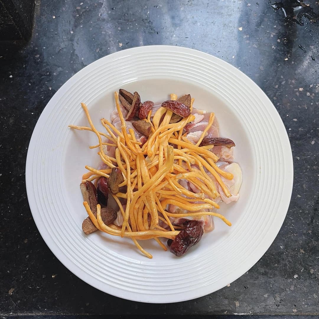 Steamed Chicken Thigh with Cordyceps Flower — step 1 visual checkpoint.