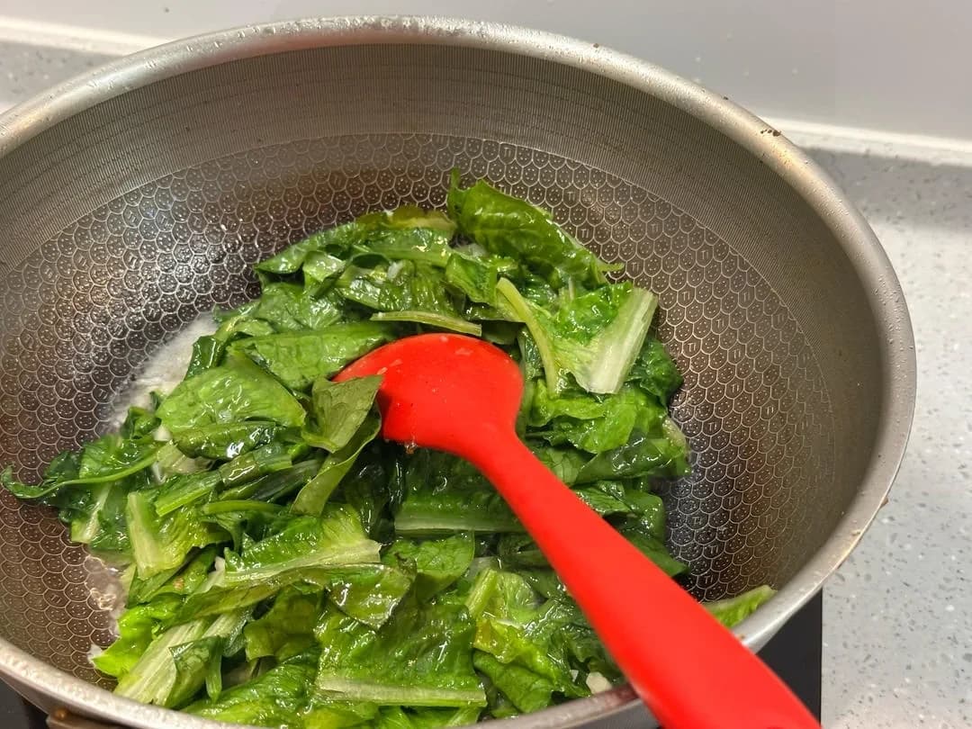 Step 4 photo for Garlic Romaine Lettuce Stir-fry (Quick & Easy)
