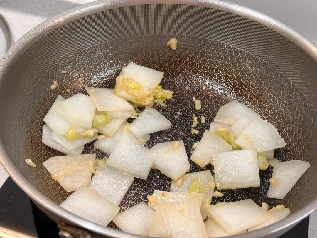 Step 4 photo for Garlic Stir-fried Winter Melon (Quick Dish)