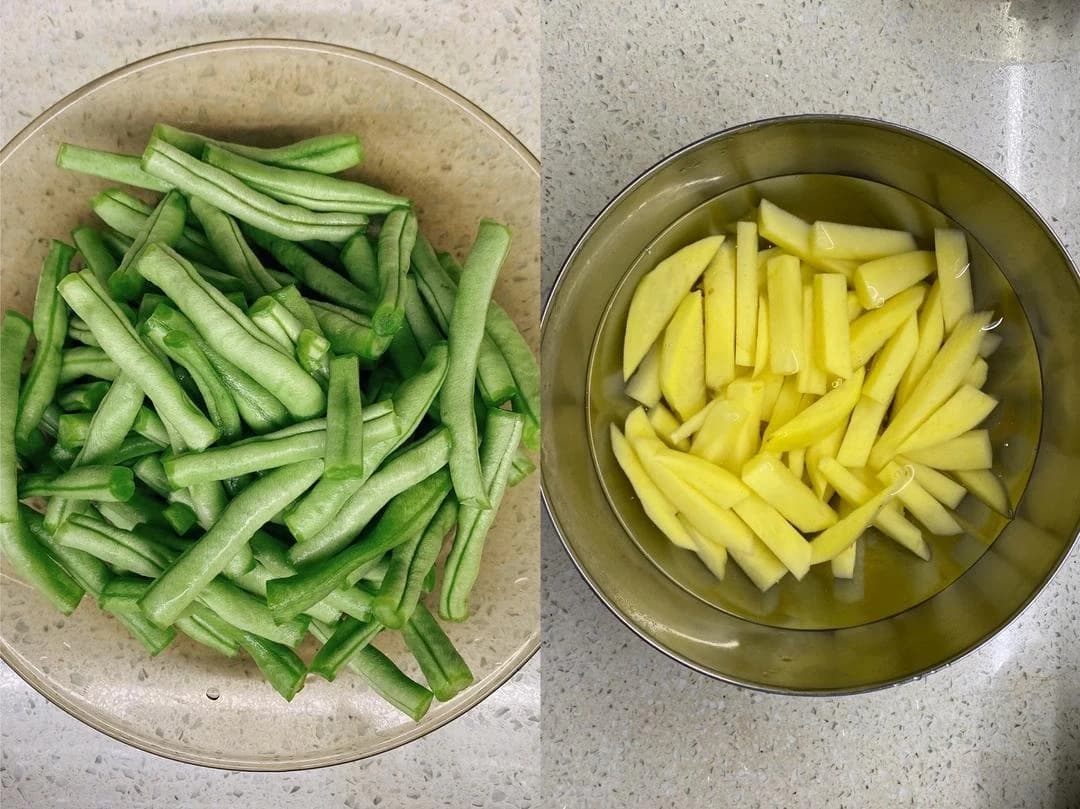 Dry-Fried Green Beans and Potatoes — step 1 visual checkpoint.