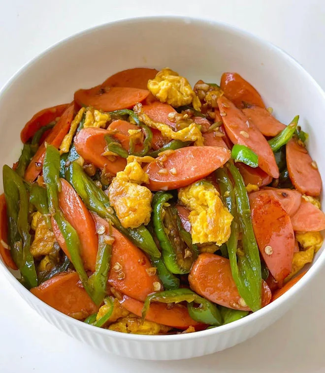 Egg and Ham Stir-fried with Green Pepper