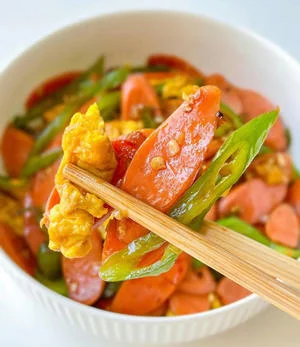 Egg and Ham Stir-fried with Green Pepper