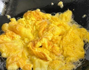 Egg and Ham Stir-fried with Green Pepper