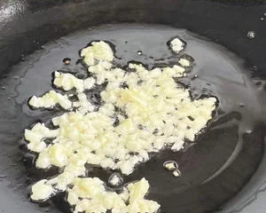 Egg and Ham Stir-fried with Green Pepper