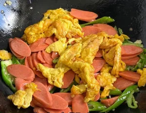 Egg and Ham Stir-fried with Green Pepper