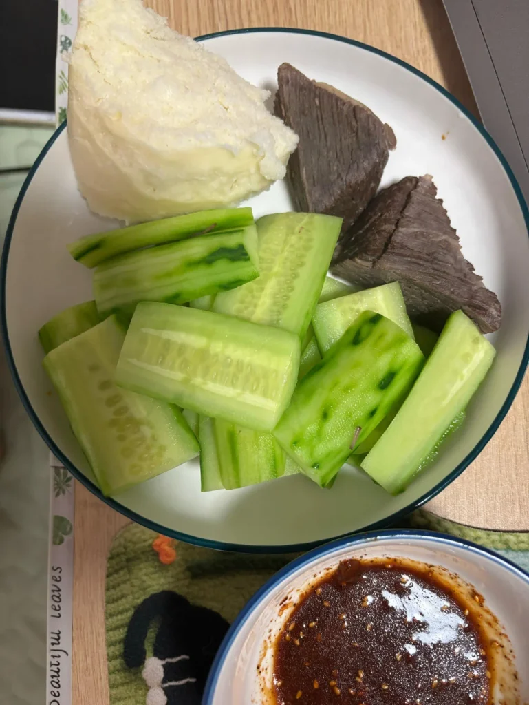 Low-Fat Meal: Cucumber, Braised Beef, Steamed Bun
