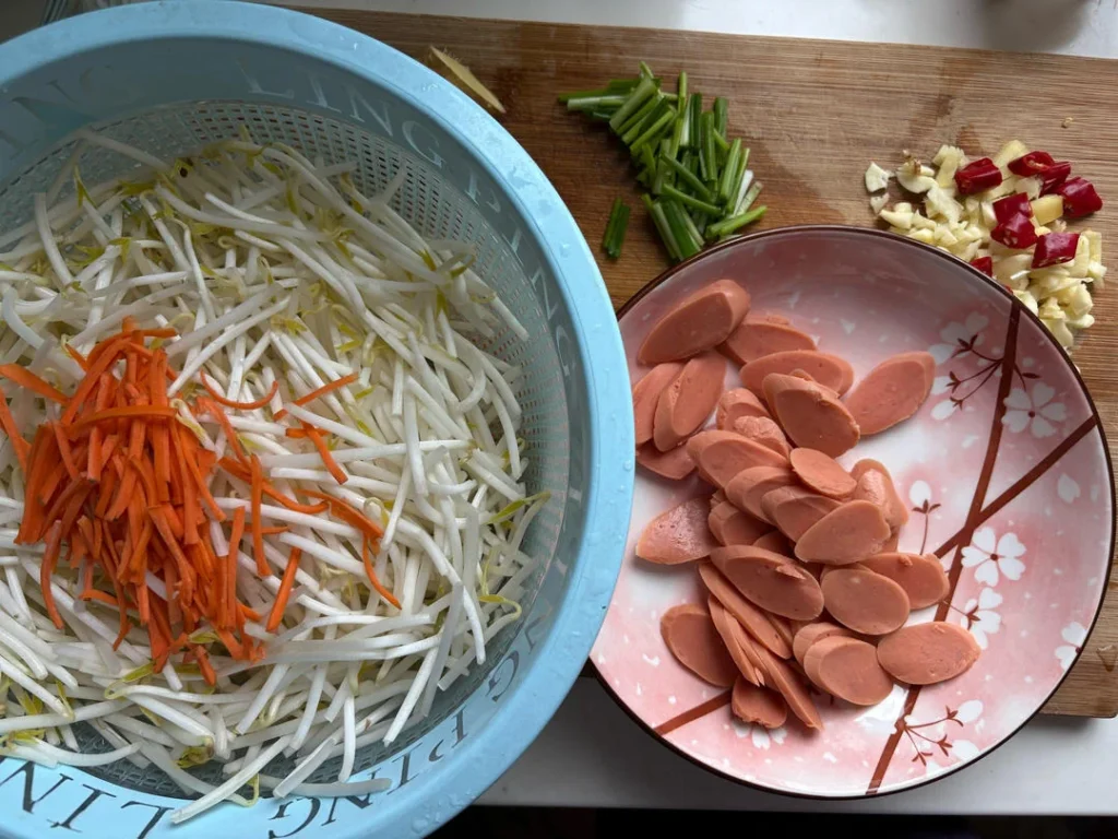 Stir-fried Bean Sprouts with Ham (Rice-Stealing Side Dish)