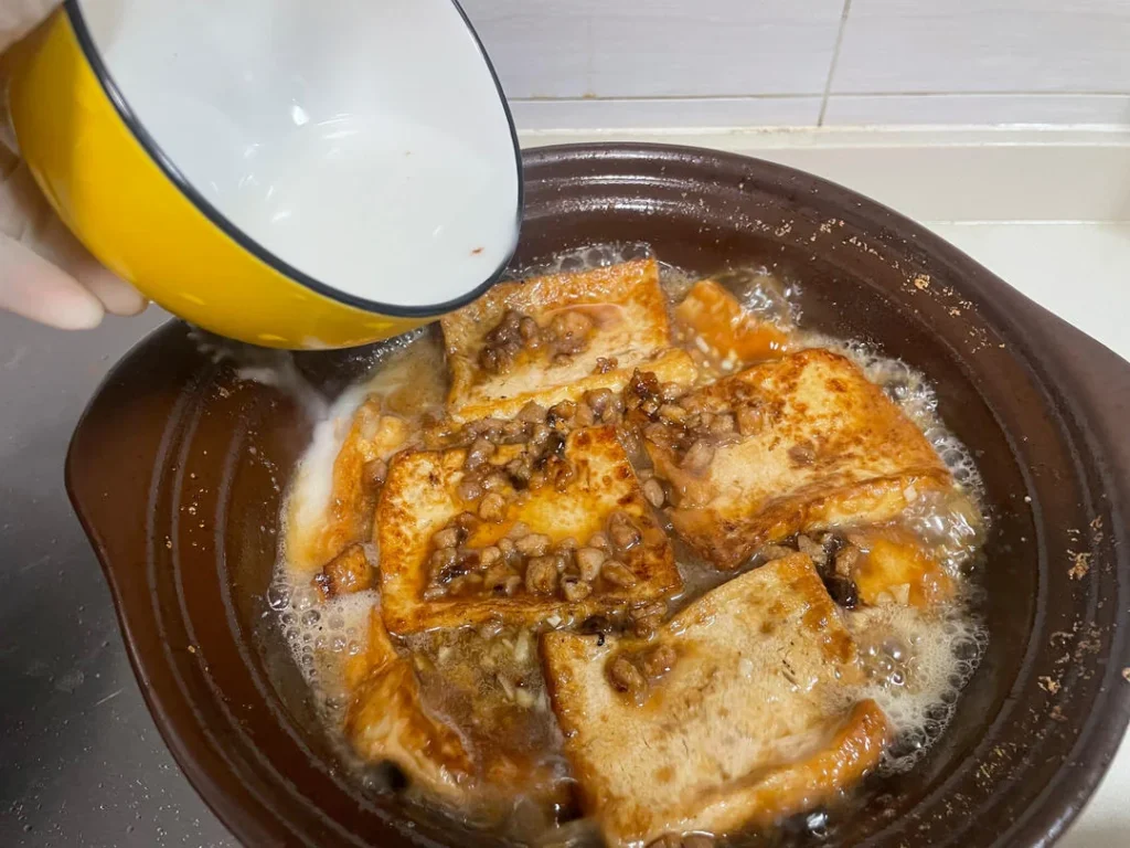 Minced Pork and Tofu Clay Pot