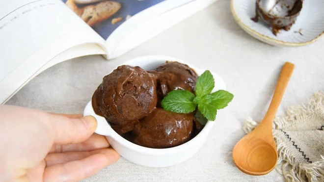 Low-Sugar, Low-Oil Banana Nut Pound Cake