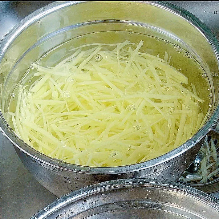 Hot and Sour Shredded Potatoes — Crisp, Appetizing, and Irresistibly Addictive!