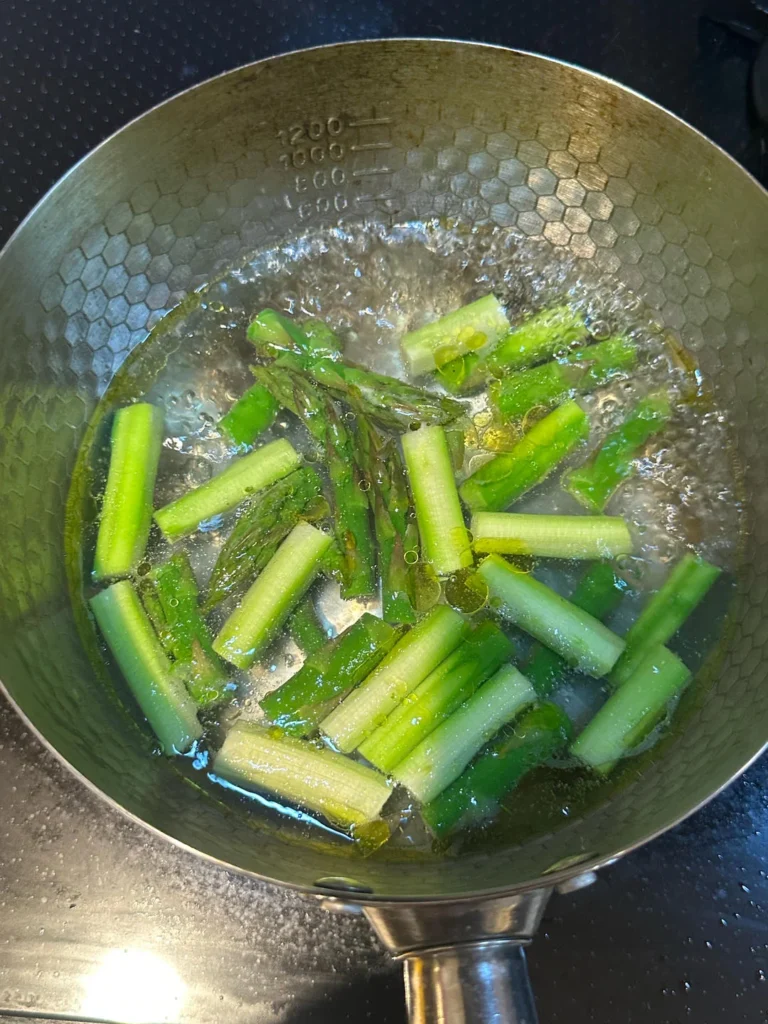 Stir-fried Salmon with Asparagus and Mushrooms | 15-Min Low-Calorie High-Protein Quick Meal