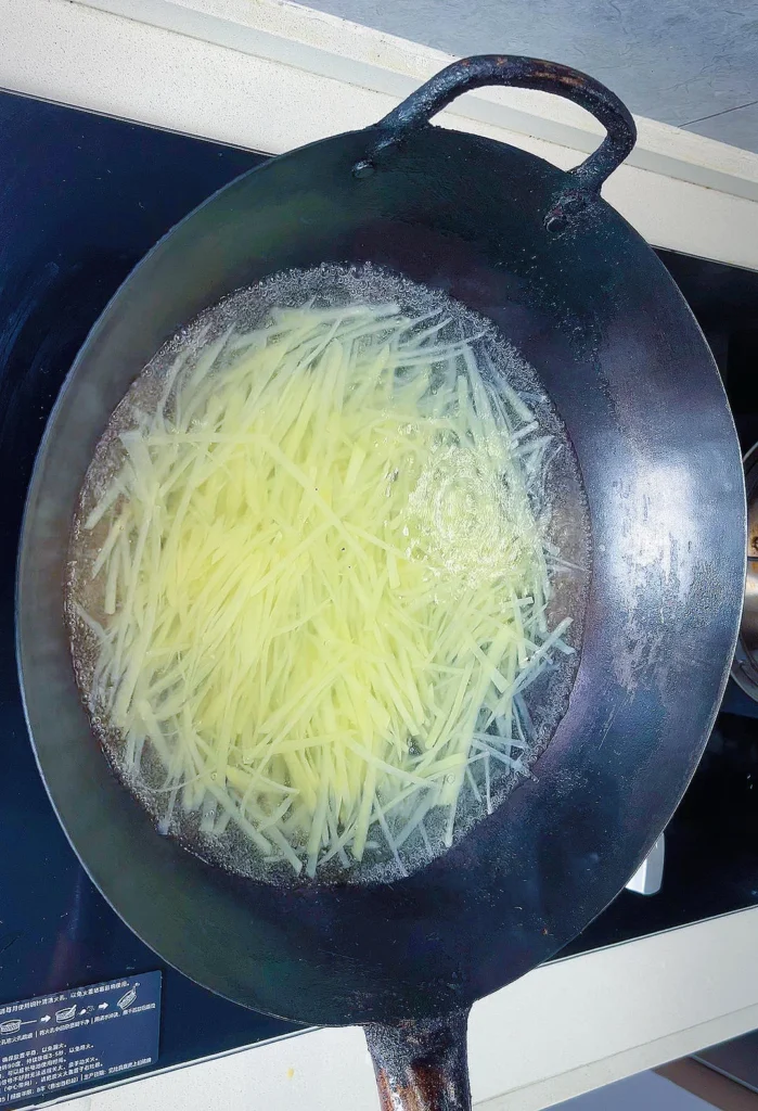 Hot and Sour Shredded Potatoes — Crisp, Appetizing, and Irresistibly Addictive!