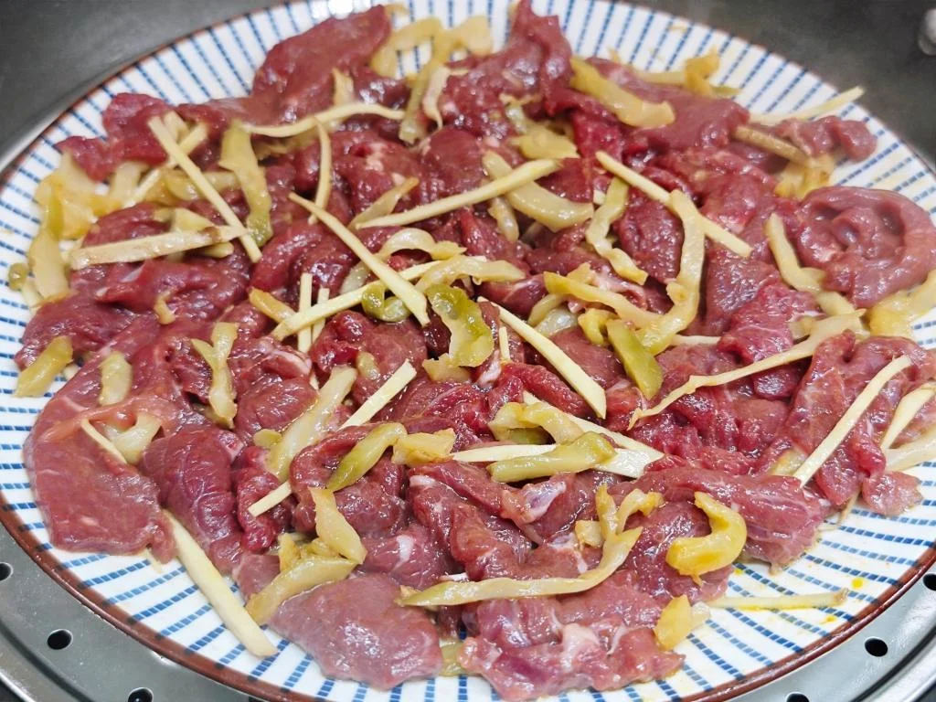 Steamed Beef with Pickled Mustard Tuber