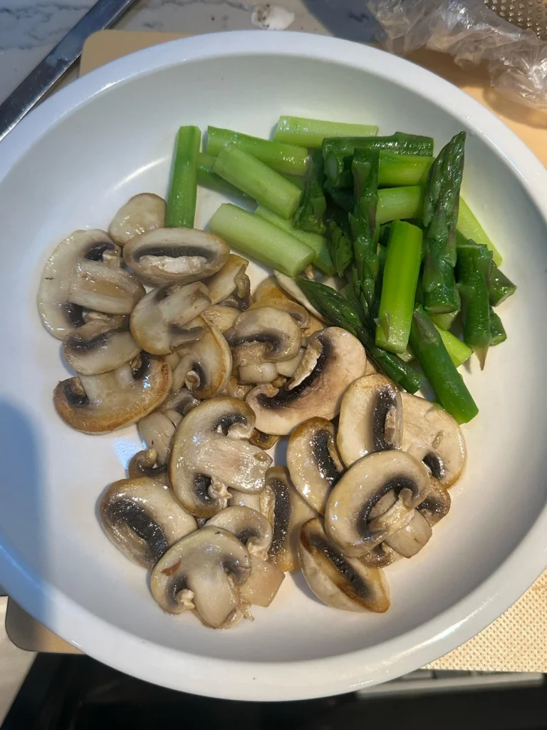 Stir-fried Salmon with Asparagus and Mushrooms | 15-Min Low-Calorie High-Protein Quick Meal