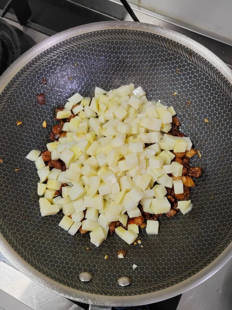 Diced Pork and Potato Stir-Fry