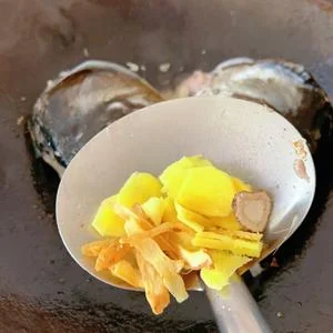 Black Tofu Pudding & Fish Head Casserole (River Fresh Soup)