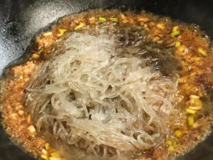 Ants Climbing a Tree (Glass Noodles with Minced Pork)