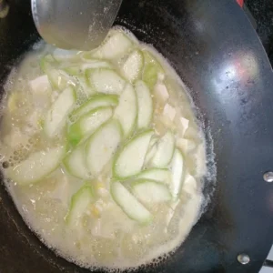 Carp, Tofu and Loofah Soup