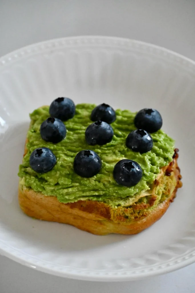 No-Cook Monday Breakfast: Avocado Toast with Blueberries