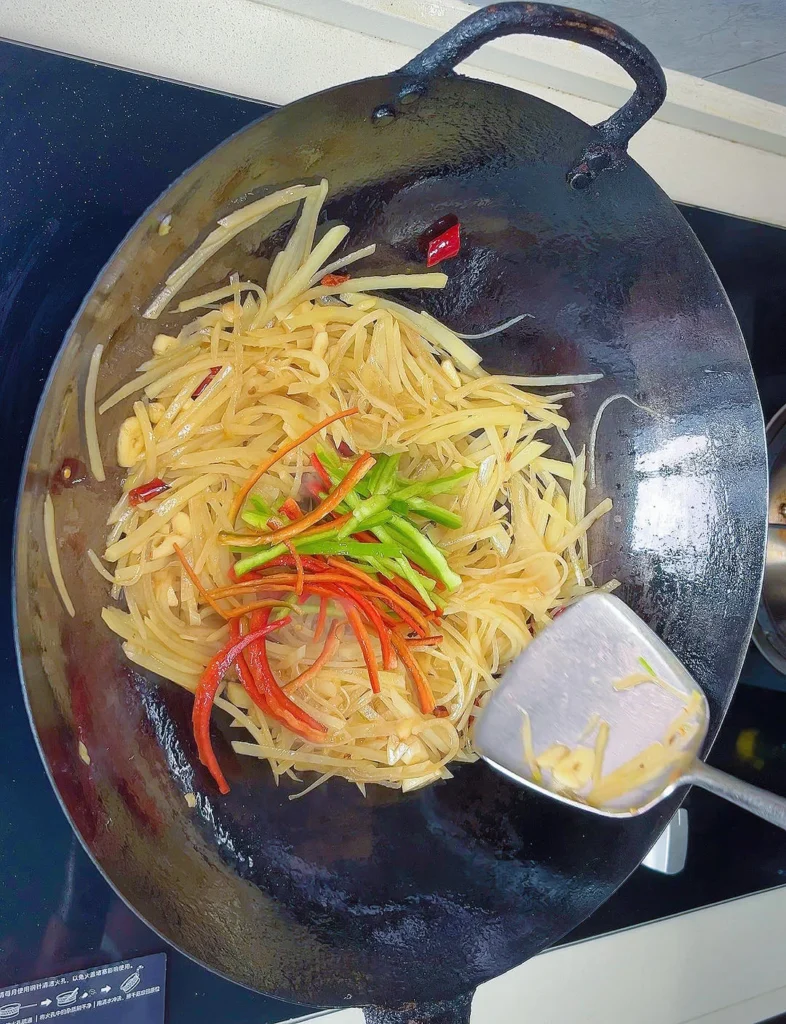 Hot and Sour Shredded Potatoes — Crisp, Appetizing, and Irresistibly Addictive!