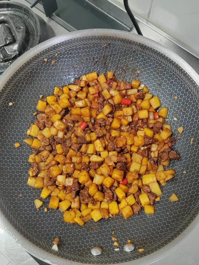 Diced Pork and Potato Stir-Fry
