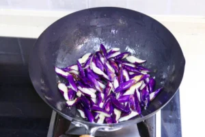 Sauce-Flavored Eggplant with Minced Pork