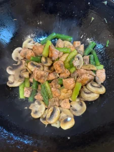 Stir-fried Salmon with Asparagus and Mushrooms | 15-Min Low-Calorie High-Protein Quick Meal