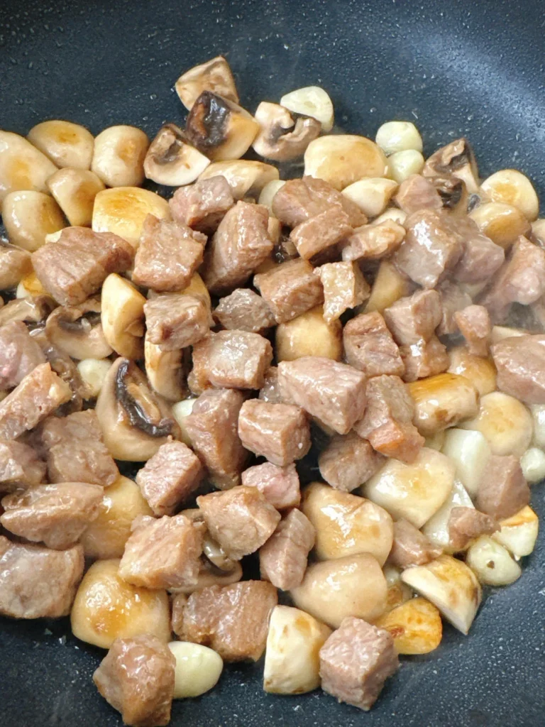 Black Pepper Beef with Button Mushrooms