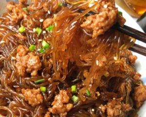 Ants Climbing a Tree (Glass Noodles with Minced Pork)