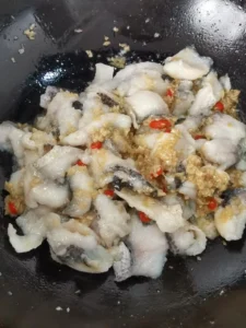 Super Easy & Delicious Fish Fillets with Garlic Sauce