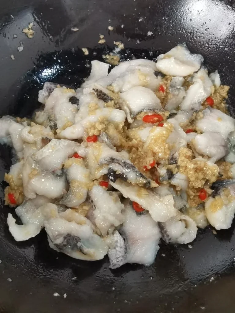 Super Easy & Delicious Fish Fillets with Garlic Sauce
