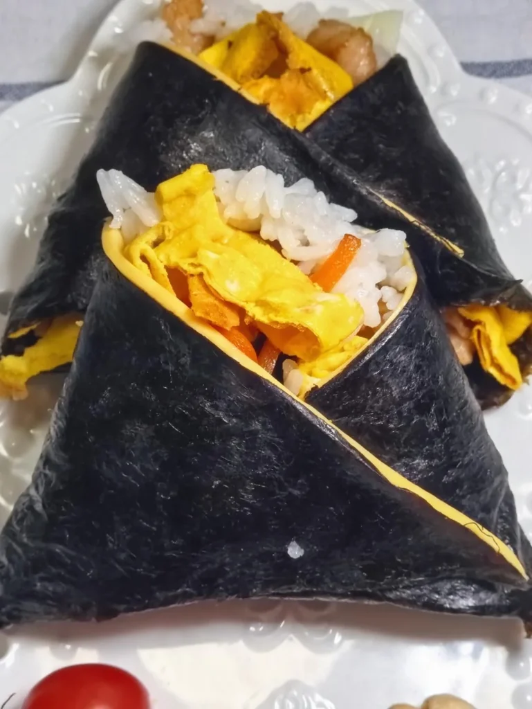 Quick Breakfast Triangle Seaweed Rice Ball (Cheese-Stuffed)