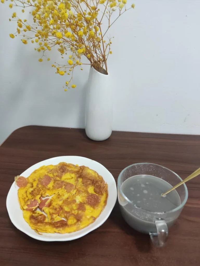 Simple Breakfast Scrambled Eggs with Sausage