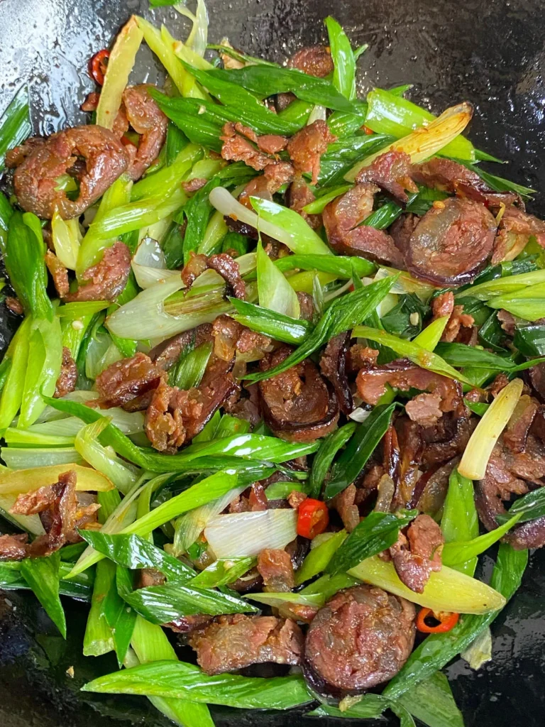 Garlic Scape Stir-fry with Chinese Sausage – A 10-Minute Quick Dish That Pairs with Two Bowls of Rice!