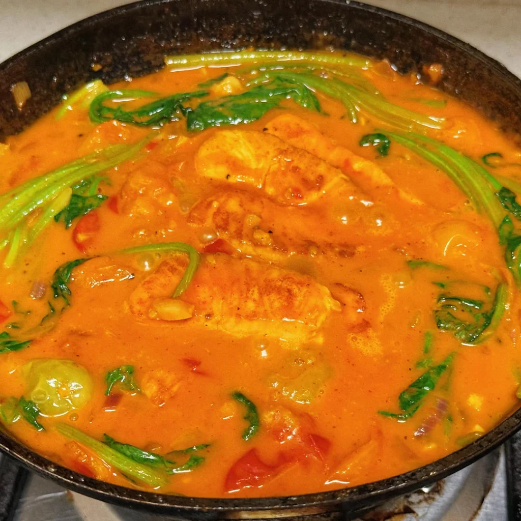 Creamy Salmon Stew with Spinach & Mushrooms 🍣