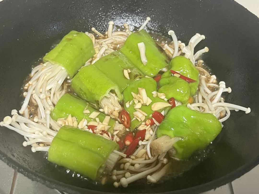Green Peppers Stuffed with Enoki Mushrooms