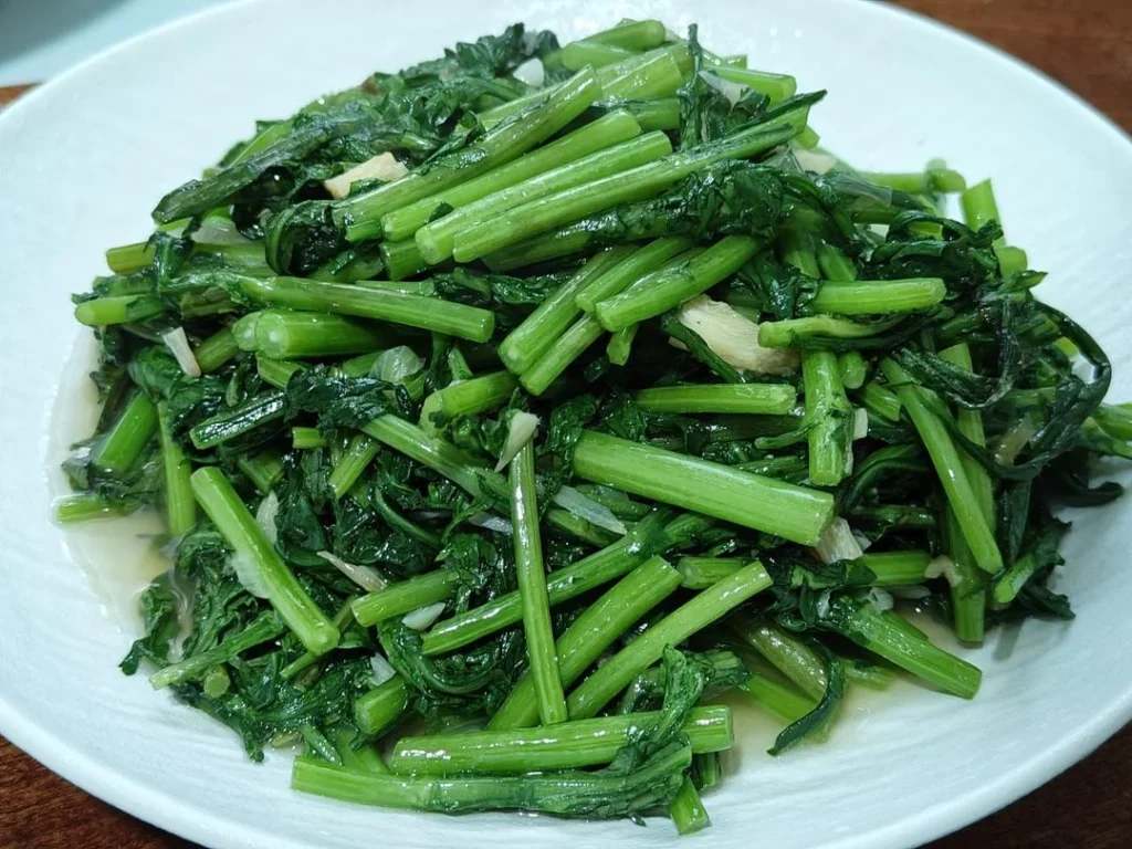 Garlic Stir-fried Chrysanthemum Greens