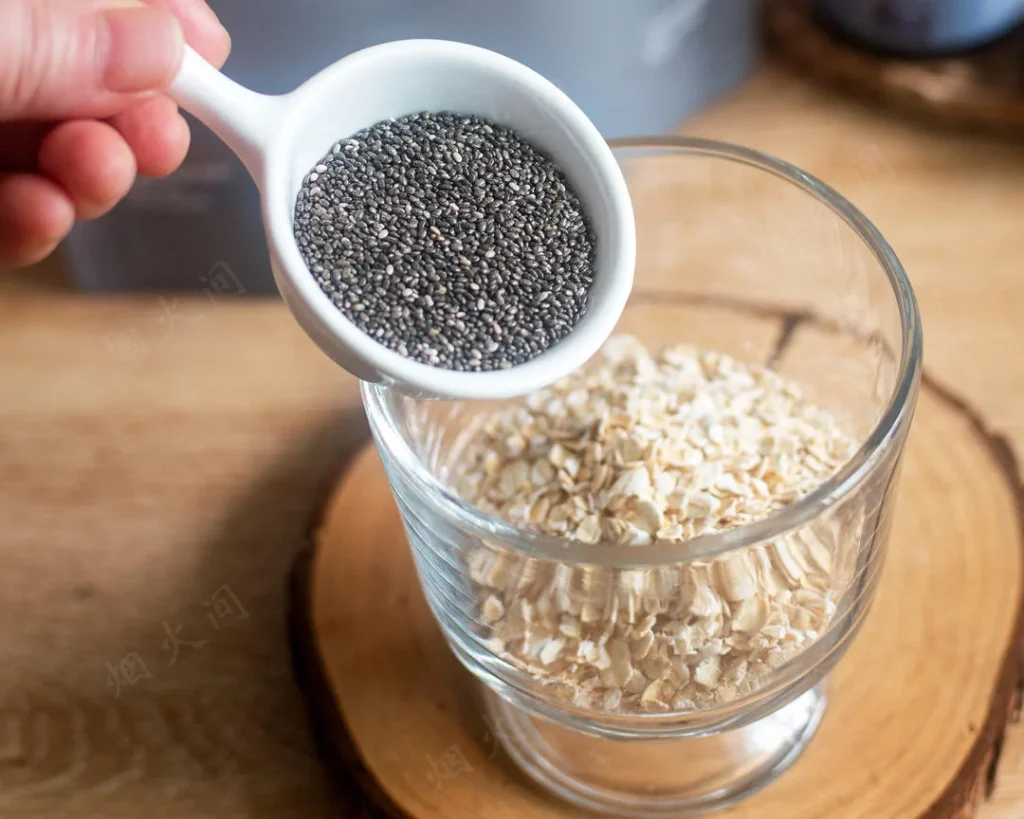 Blueberry Chia Seed Overnight Oats | Lazy Slimming Breakfast