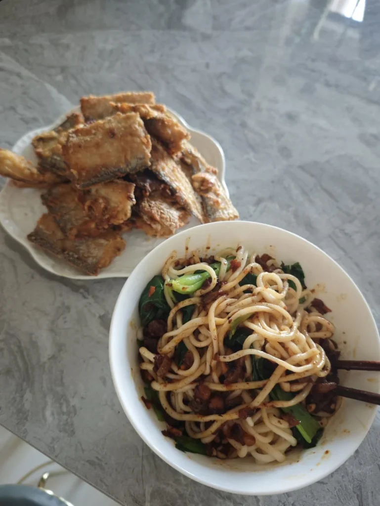 Onion Tossed Noodles with Deep-Fried Ribbonfish