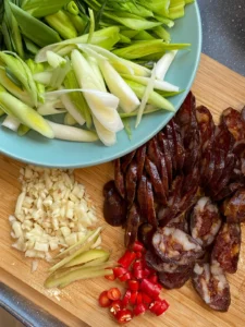 Garlic Scape Stir-fry with Chinese Sausage – A 10-Minute Quick Dish That Pairs with Two Bowls of Rice!