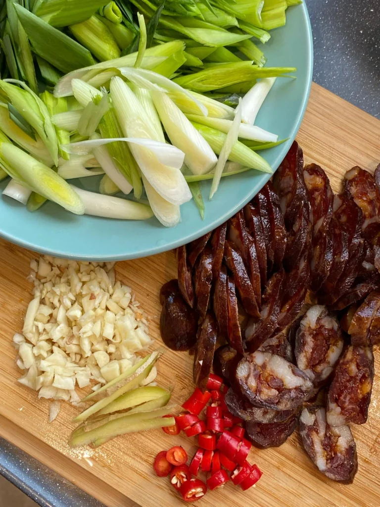 Garlic Scape Stir-fry with Chinese Sausage – A 10-Minute Quick Dish That Pairs with Two Bowls of Rice!