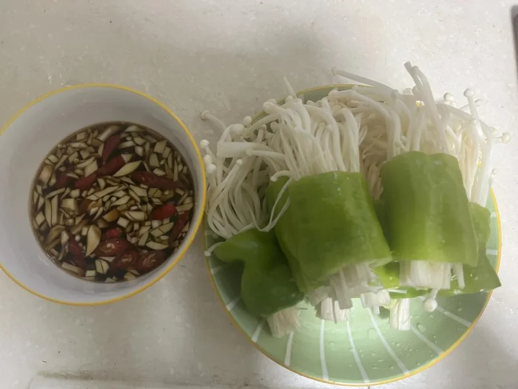Green Peppers Stuffed with Enoki Mushrooms
