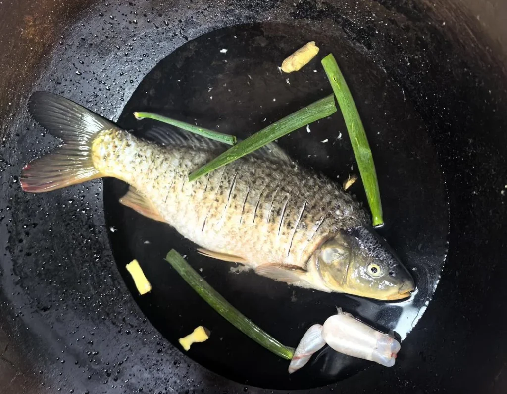 Home-Style Hot Oil-Splashed Carp