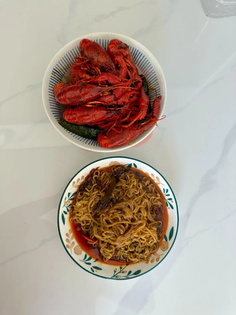 Oil-Braised Crayfish with Ramen (Quick Recipe)