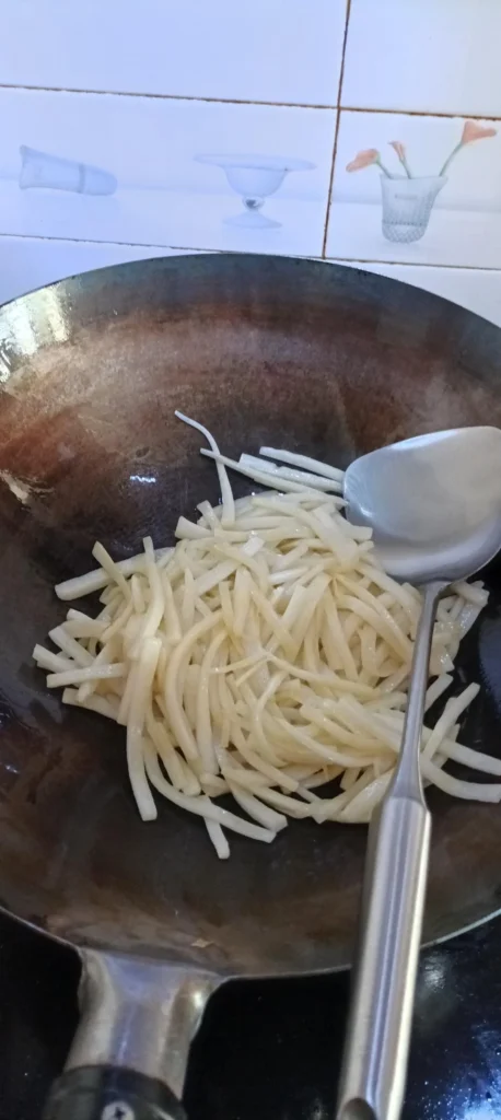 Shredded Daikon and Pan-Fried Egg Soup (Flavorful Version)