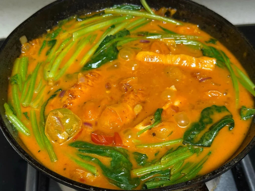 Creamy Salmon Stew with Spinach & Mushrooms 🍣