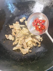 Stir-fried Hazelnut Mushrooms with Napa Cabbage – A Northeast Chinese Home Classic
