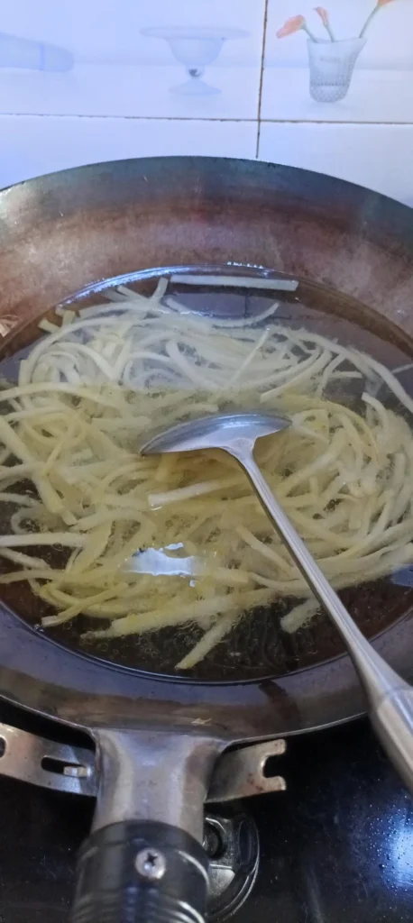 Shredded Daikon and Pan-Fried Egg Soup (Flavorful Version)
