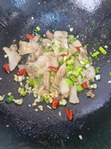 Stir-fried Hazelnut Mushrooms with Napa Cabbage – A Northeast Chinese Home Classic